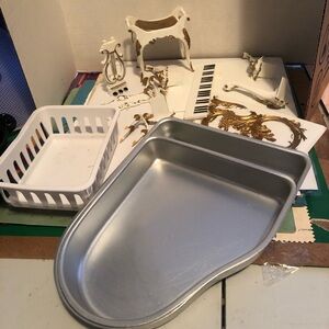Vintage 1973 Wilton grand piano cake kit with two aluminum pans and candlesticks